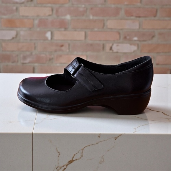 Clarks Shoes - NEW, Clarks, Black Leather Mary Jane Comfort Shoes, Size 8M